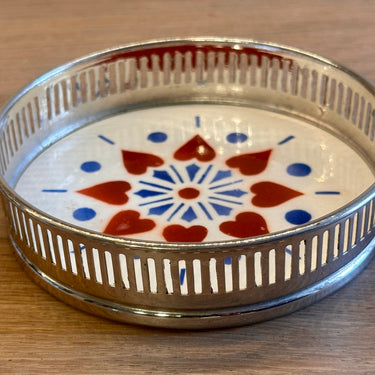 Onderzetter - voor glas of fles - ongemerkt - opstaande rand in chroom - aardewerk plateau met geometrisch décor