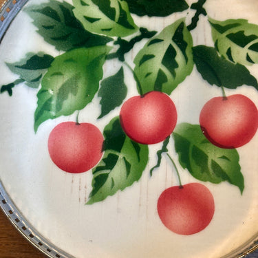 Onderzetter - voor glas of fles - ongemerkt (alleen nr. 3587 onderzijde) - opstaande rand in chroom - aardewerk plateau met décor van rode kersen