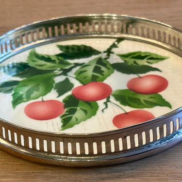 Onderzetter - voor glas of fles - ongemerkt (alleen nr. 3587 onderzijde) - opstaande rand in chroom - aardewerk plateau met décor van rode kersen