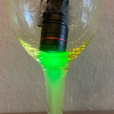 Glas / Likeurglas op voet - uitgevoerd in Ureum / Uranium / Annagroen glas met guirlandes