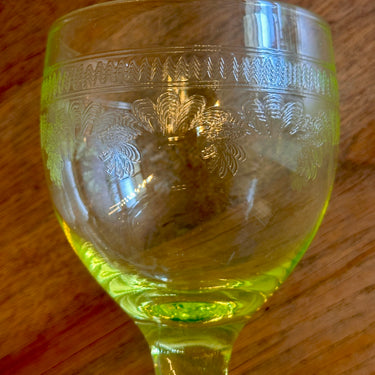 Glas / Likeurglas op voet - uitgevoerd in Ureum / Uranium / Annagroen glas met guirlandes