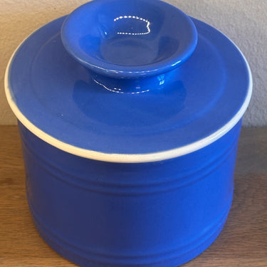 Boterpot - 2-delig - ongemerkt (misschien Villeroy & Boch) - uitgevoerd in felblauw met crème