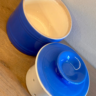 Boterpot - 2-delig - ongemerkt (misschien Villeroy & Boch) - uitgevoerd in felblauw met crème