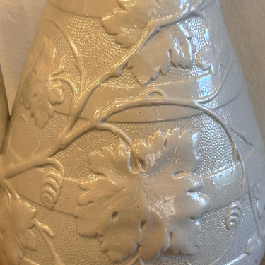 Wijnkan / Waterkan - Boch Frères - uitgevoerd in grijs-monochroom kleur met reliëf décor van druiven