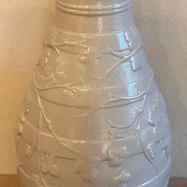 Wijnkan / Waterkan - Boch Frères - uitgevoerd in grijs-monochroom kleur met reliëf décor van druiven