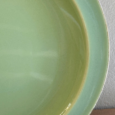 Schaal / Bord - plat, rond, model - Keralux Boch Frères - décor in groen met een goudkleurig lijntje