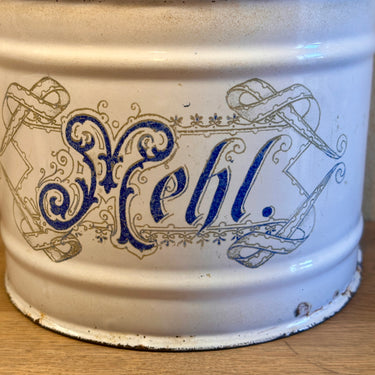 Voorraadpot - uitgevoerd in wit emaille met houten deksel en opschrift MEHL (meel) in blauwe letters