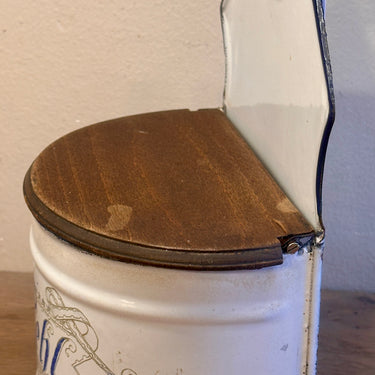 Voorraadpot - uitgevoerd in wit emaille met houten deksel en opschrift MEHL (meel) in blauwe letters