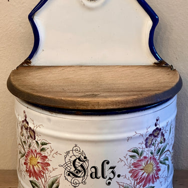 Storage jar - made of white enamel with a light wooden lid and the inscription SALZ (salt) in black letters, decorated with pink and lilac flowers