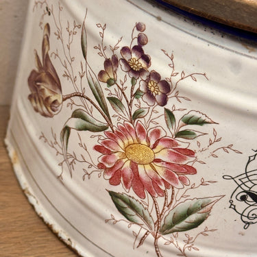 Voorraadpot - uitgevoerd in wit emaille met licht houten deksel en opschrift SALZ (zout) in zwarte letters en gedecoreerd met roze en lila bloemen