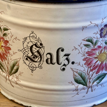 Voorraadpot - uitgevoerd in wit emaille met licht houten deksel en opschrift SALZ (zout) in zwarte letters en gedecoreerd met roze en lila bloemen