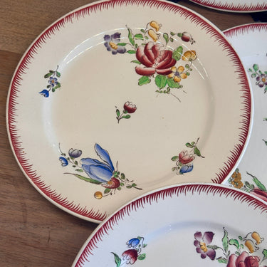 Ontbijtbord / Dessertbord - Boch - décor van blauwe en rode bloemen met een bordeaux-rood streeprandje