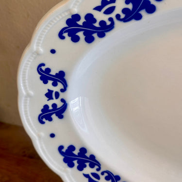Schaal / Bord - plat, ovaal, model - Boch - décor EIKENBLAD/CORONATION uitgevoerd in blauwe kleur