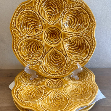 Oesterbord / Oysterplate - Keralux Boch Frères - uitgevoerd in lichtbruin/mosterdbruine kleur