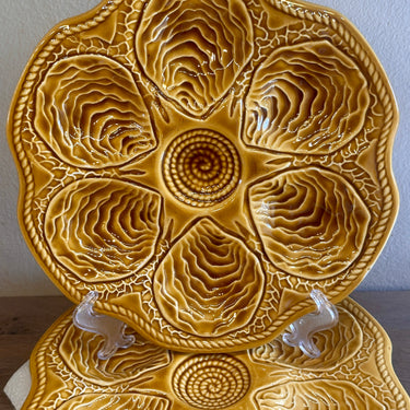 Oesterbord / Oysterplate - Keralux Boch Frères - uitgevoerd in lichtbruin/mosterdbruine kleur