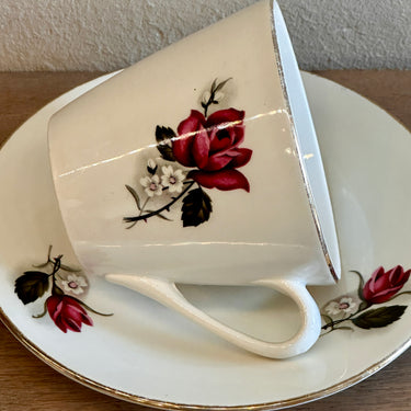 Kop en schotel - Boch - décor POMPADOUR met goudkleurig biesje - vorm VEDETTE