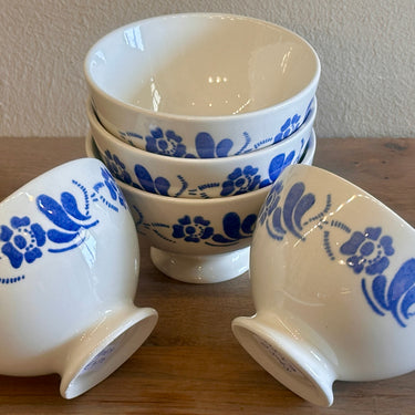Spoelkom / Vingerkom - ongemerkt maar Boch - décor van bloemen en blaadjes in middenblauw/aerodecor