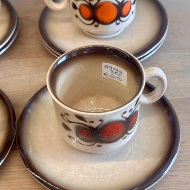 Kop en schotel - Boch Belgium La Louvière - décor met figuren rood - vorm BERCY
