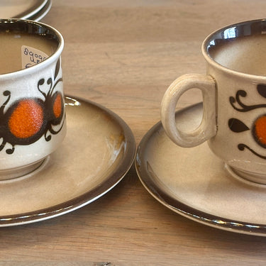 Kop en schotel - Boch Belgium La Louvière - décor met figuren oranje - vorm BERCY