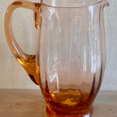 Waterkan / Kan - uitgevoerd in zalmkleurig glas - geribbelde vormgeving