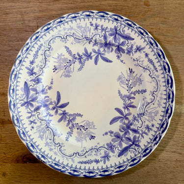 Dinerbord / Eetbord - Lebeuf, Milliet et Cie - décor van bloemen/planten uitgevoerd in lila/paars - periode 1840-1870
