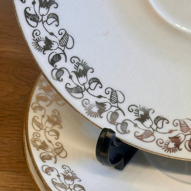 Onderschotel / Schotel - Boch Porcelaine Belgium - décor met goudkleur aan de rand van bloemen en blaadjes