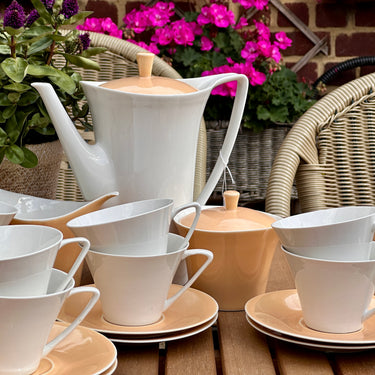 Koffieservies - 15 delig - Boch Porcelaine Belgium - décor in wit met zalmkleur