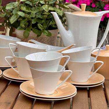 Koffieservies - 15 delig - Boch Porcelaine Belgium - décor in wit met zalmkleur