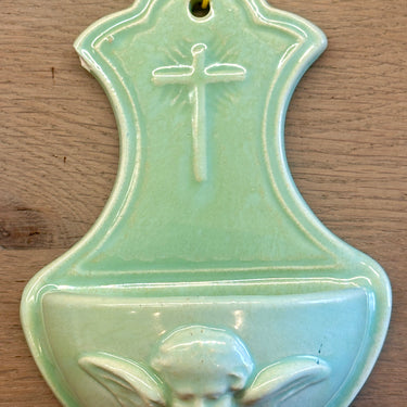 Wijwaterbak - blindmerk Belgium 575 - décor in groen met kruis en engel in reliëf