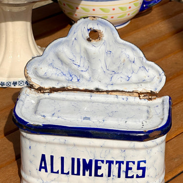 Voorraadbak / Lucifershouder - uitgevoerd in wit met blauw gewolkt emaille