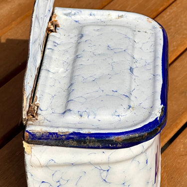 Voorraadbak / Lucifershouder - uitgevoerd in wit met blauw gewolkt emaille