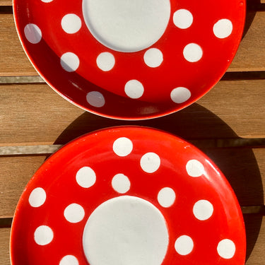 Onderschotel / Schotel - Nimy - décor van witte bolletjes/polka dots op rode ondergrond