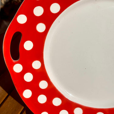 Taartschaal / Gebaksschaal - ongemerkt maar Nimy - décor van witte bolletjes/polka dots op rode ondergrond