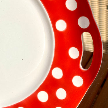 Taartschaal / Gebaksschaal - ongemerkt maar Nimy - décor van witte bolletjes/polka dots op rode ondergrond