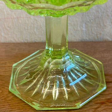 Schaaltje / Coupe op voet - pressed glas in uranium-annagroene kleur