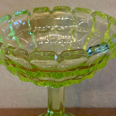 Schaaltje / Coupe op voet - pressed glas in uranium-annagroene kleur