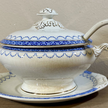 Sausterrine / Sausschaal - met bijbehorende lepel - ongemerkt (Engels?) - décor met witte ondergrond, blauwe rand