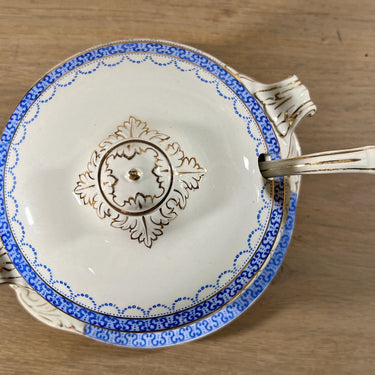 Sausterrine / Sausschaal - met bijbehorende lepel - ongemerkt (Engels?) - décor met witte ondergrond, blauwe rand