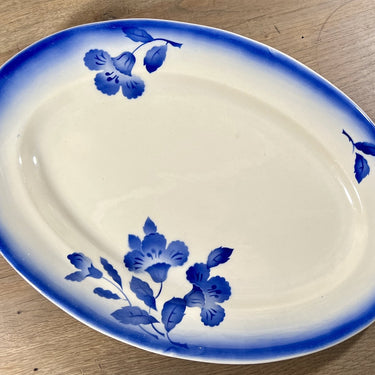 Schaal / Bord - plat, ovaal, model - ongemerkt, blindmerk 1142 - aérosoldecor/spuitdecor van blauwe bloemen