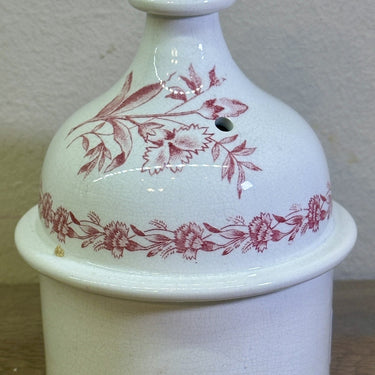 Deksel van een koffiepot - misschien Nimy? - décor OEUILLETS? uitgevoerd in rood met anjers en een vlinder