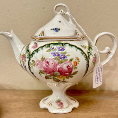 Set, 4-delig, in porselein van een koffie- of theepotje op voet, melkkan en 2 kop- en schotels