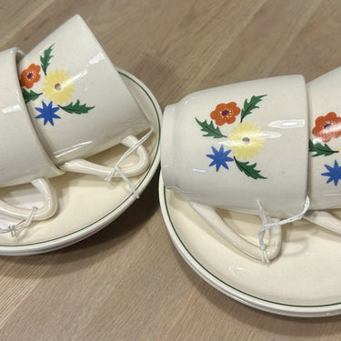Kop en schotel - Torgau - décor van blauwe/gele/rode bloemen op crème ondergrond