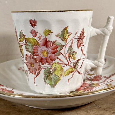 Kop en schotel - getorst groot model - Societe Ceramiqe Maestricht - décor van roze en paarse bloemen met blauwe klokjes