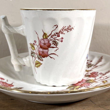 Kop en schotel - getorst groot model - Societe Ceramiqe Maestricht - décor van roze en paarse bloemen met blauwe klokjes