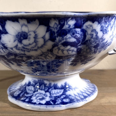 Schale / Obstschale - auf Fuß - Boch Frèrer Kèramis - Dekor JARDINIERE in liquid blue