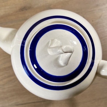Kaffeekanne - Boch - Form PARIS - Dekor in creme/weiß mit (dunkel)blau/royalblauem Rand