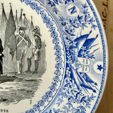 Bord / Sierbord - Societe Ceramique Maestricht - décor NAPOLEON uitgevoerd in zwart met helderblauwe rand