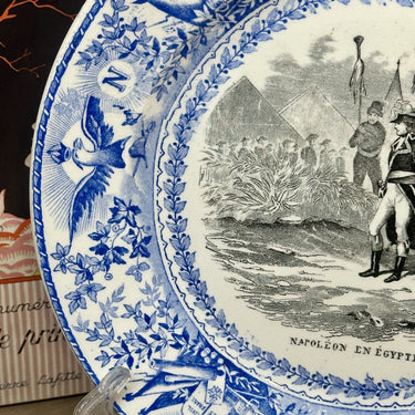 Bord / Sierbord - Societe Ceramique Maestricht - décor NAPOLEON uitgevoerd in zwart met helderblauwe rand