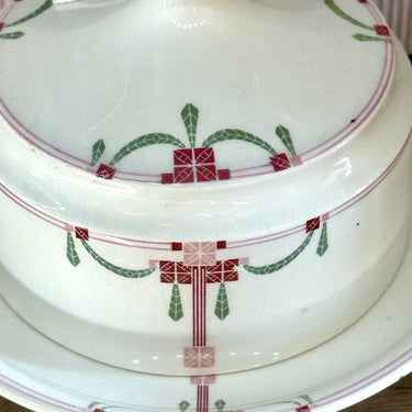 Botervloot - Societe Ceramique Maestricht - décor 878 uitgevoerd in rood, roze en groen