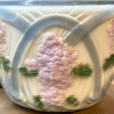 Cachepot / Bloempot - blindmerk 1615 - Art Nouveau décor uitgevoerd in reliëf met lila seringen en groen/blauw